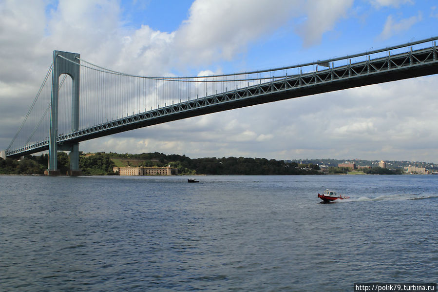 Мост Верразано между Верхним и Нижним заливами. Джованни да Верраццано в 1524 году, вроде как первым из европейцев, проплыл вдоль восточного побережья Северной Америки и достиг Нью-Йоркской бухты. Нью-Йорк, CША