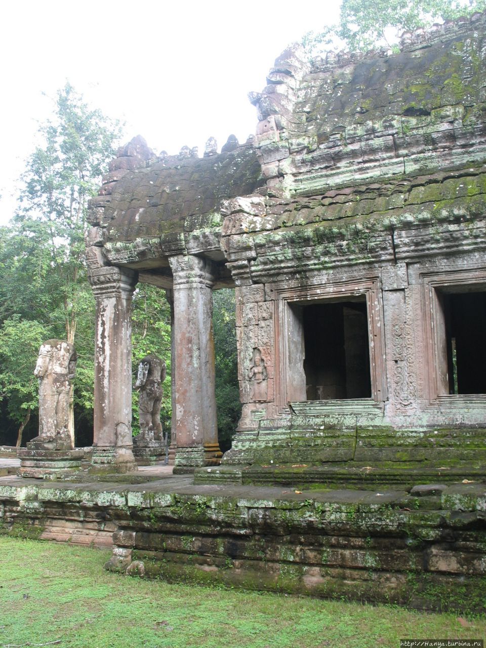 Вид сбоку на входные ворота храма Пре-Кхан