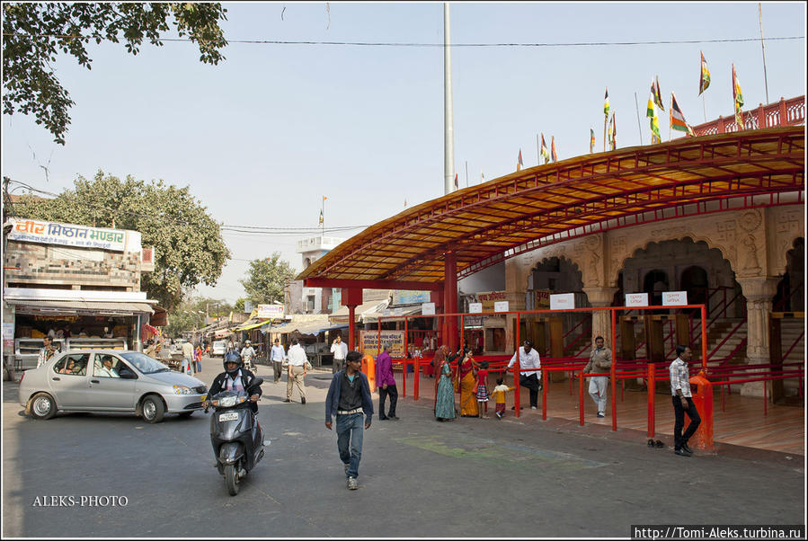 Вход в храм, куда нас тоже не пустили... Джайпур, Индия