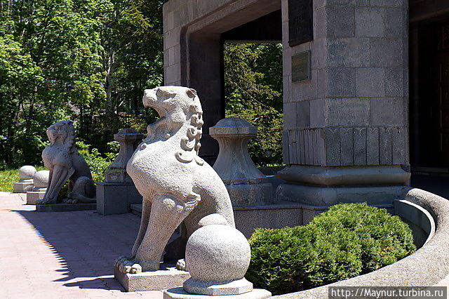 Скульптуры  перед входом  в здание  музея. Южно-Сахалинск, Россия