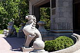 Скульптуры  перед входом  в здание  музея.
