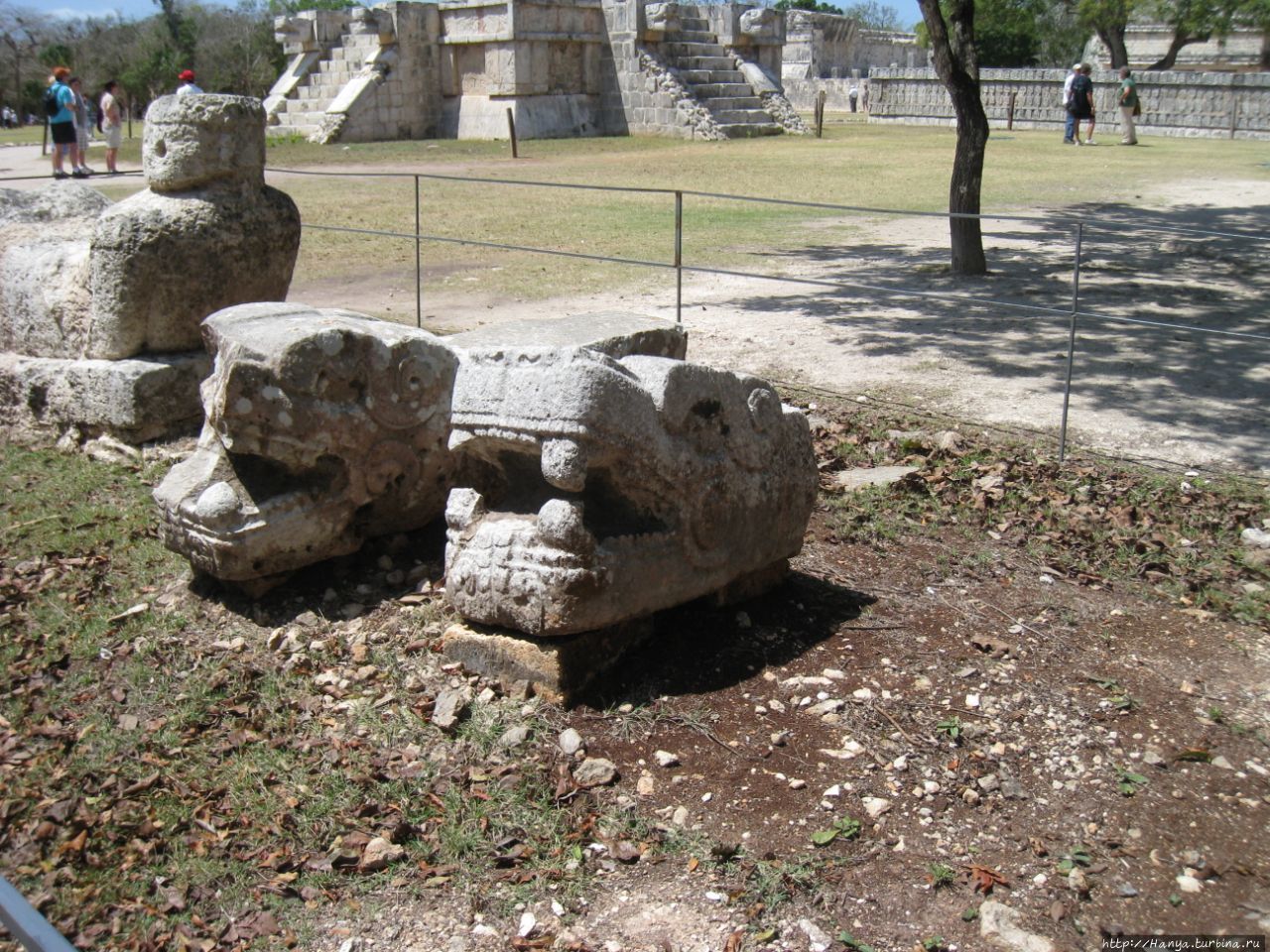 Храм Черепов  (Цомпантли). Чичен-Ица город майя, Мексика