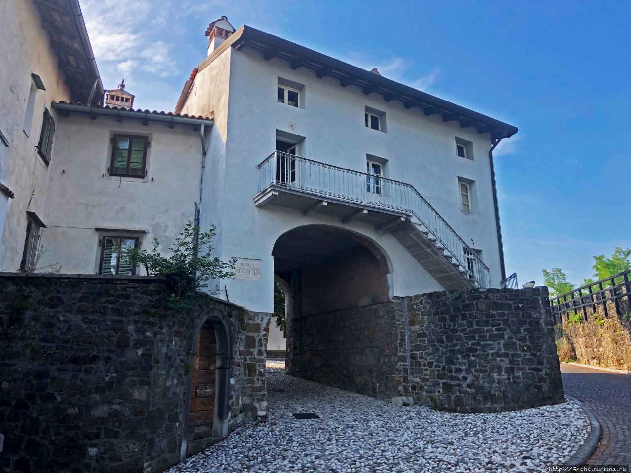 Крепость на горе стоит... Borgo Castello в Гориции