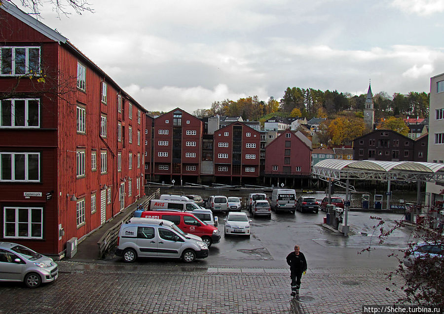 но есть разрывы с подходами к воде и стоянками