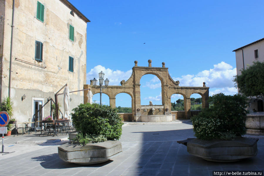 Площадь Республики, где расположен дворец Орсини, колодец и два музея. Питильяно, Италия