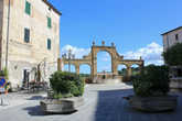 Площадь Республики, где расположен дворец Орсини, колодец и два музея.