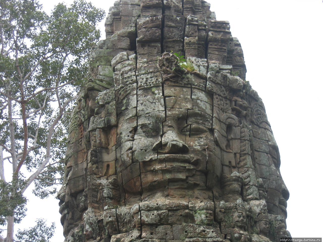 Лик Локешвара — Бодхисаттвы, представляющий сострадание Будды на воротах-гопурах в храме Та Пром Ангкор (столица государства кхмеров), Камбоджа
