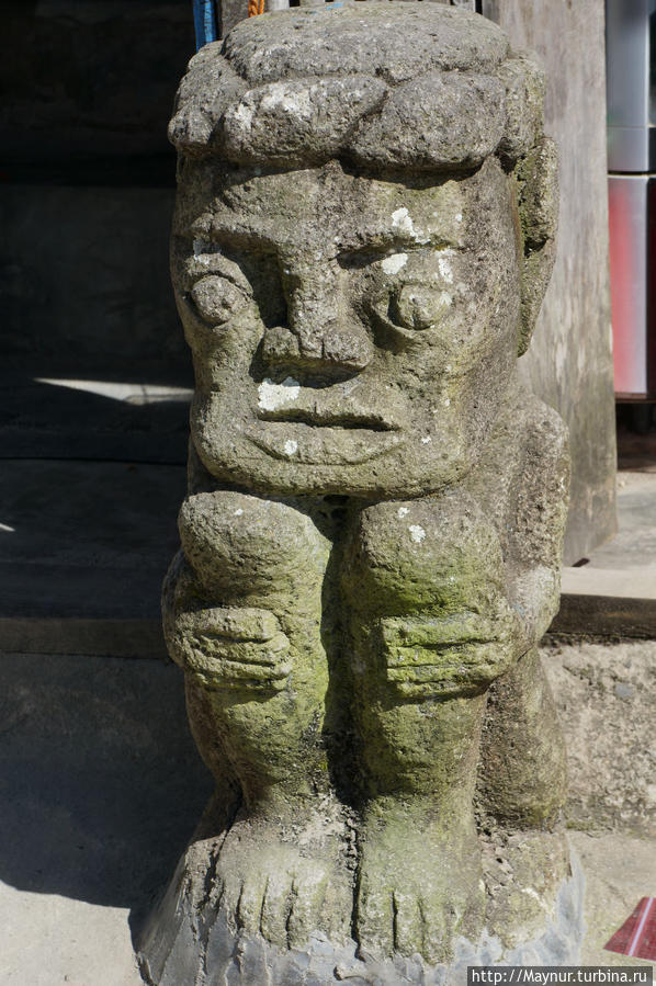 эта   перед   входом   в  жилой   дом, Медан, Индонезия