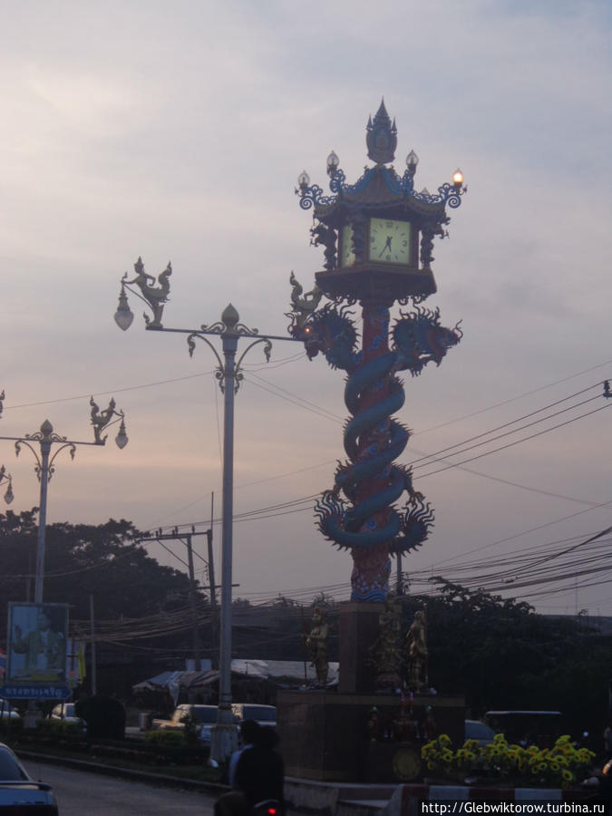 Город Сарабури на закате Сара-Бури, Таиланд