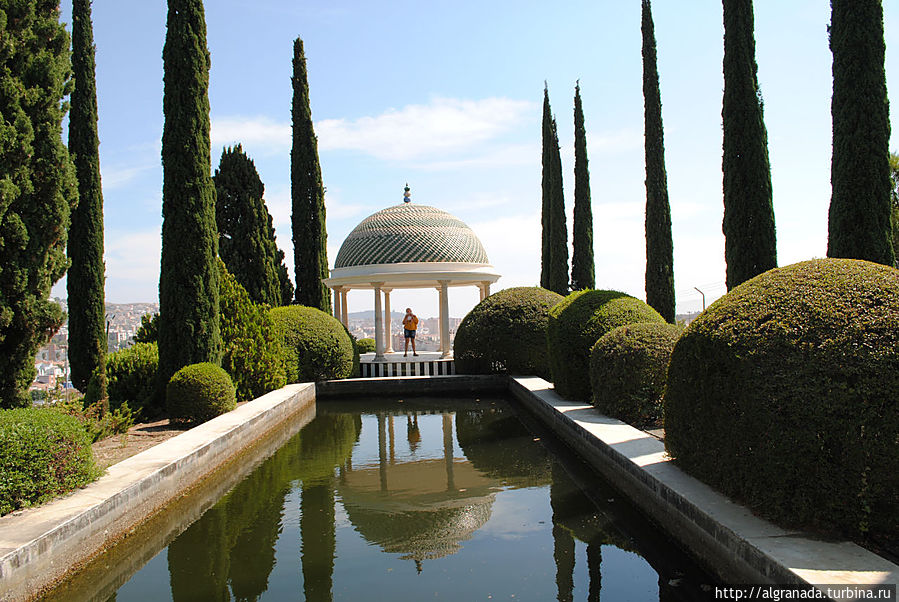 Прогулка по историческому саду Малага, Испания