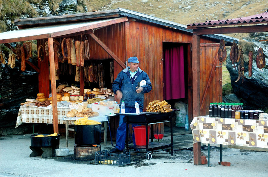 Мужик варит кукурузу Куртя-де-Арджеш, Румыния