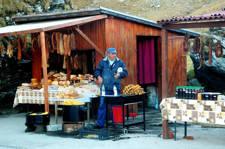 Мужик варит кукурузу