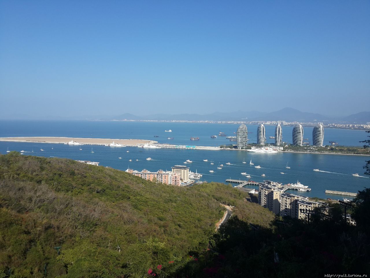 Вид на старый и новый острова Феникс Санья, Китай