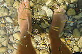 4) В Охриде на одном из пляжей можно попробовать бесплатный рыбный пилинг. Тучи мелкой рыбешки облепляют ноги и откусывают мелкие частички кожи. Сначала очень щекотно, но потом привыкаешь.
