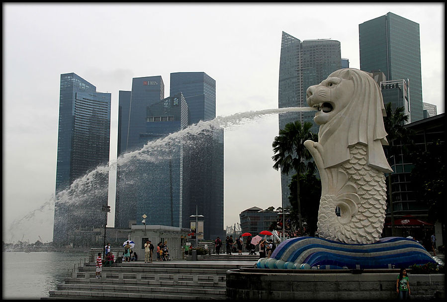 Фотосессия возле главного символа Сингапура Сингапур (город-государство)