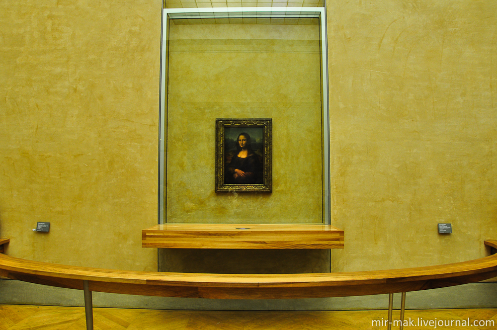 Разве что, мимо этой картины, просто так пройти не возможно. Знаменитая «Джоконда» или «Мона Лиза», кисти Леонардо да Винчи, так и манит к себе своей загадочной улыбкой.