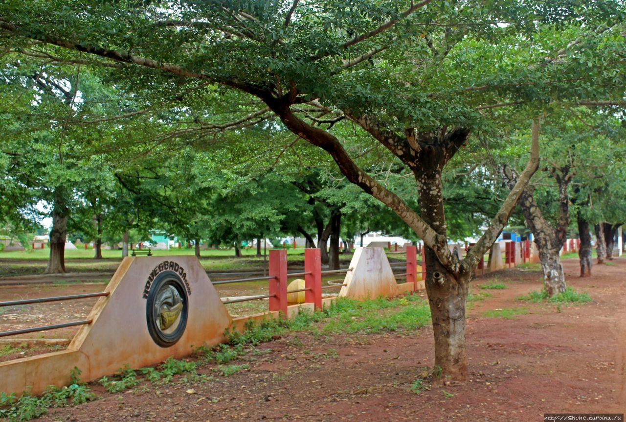 Площадь Гохо и Монумент короля Беханзина Абомей, Бенин
