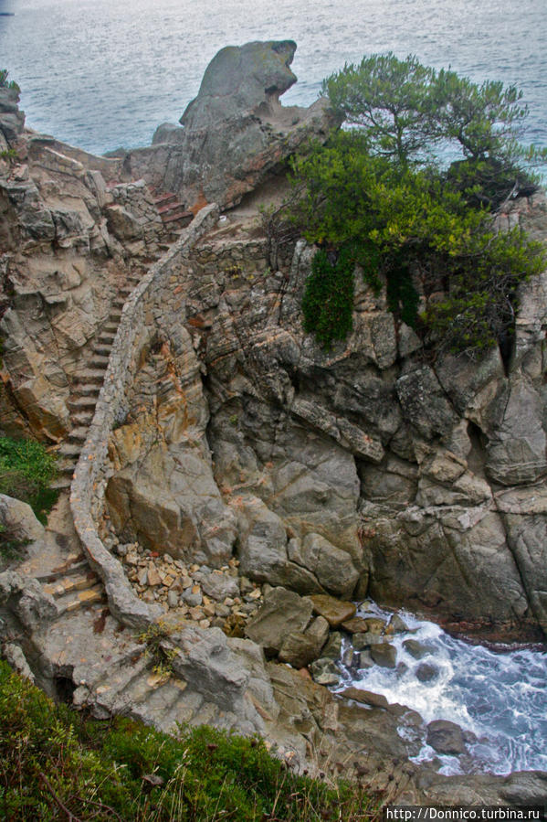 Миную последние 100 метров (из 500) своего маршрута, минуя мыс с красивой каменной лестнице в форме ящера или варана... Плайя-д-Аро, Испания