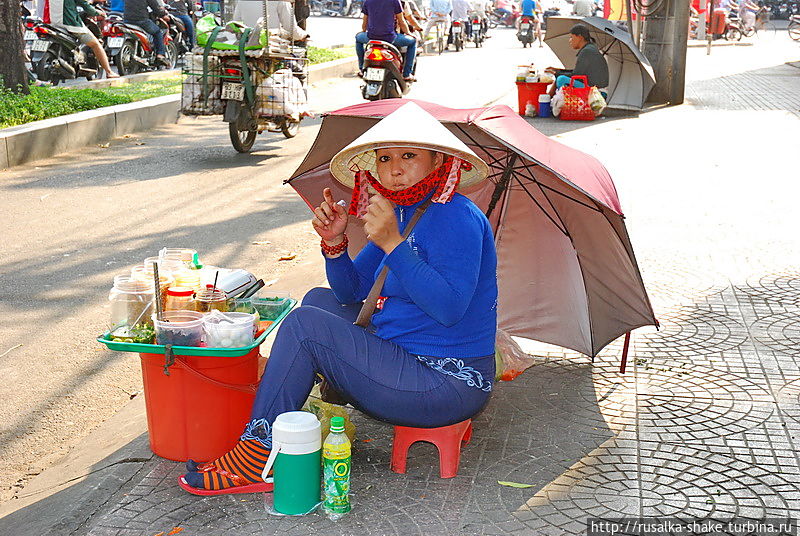 Это я, продавец вкусной еды из горшка... Тхузаумот, Вьетнам