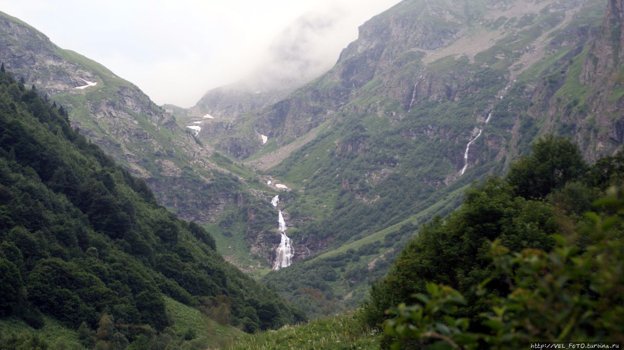 Вдали показались Имеретинские водопады Карачаево-Черкесская Республика, Россия