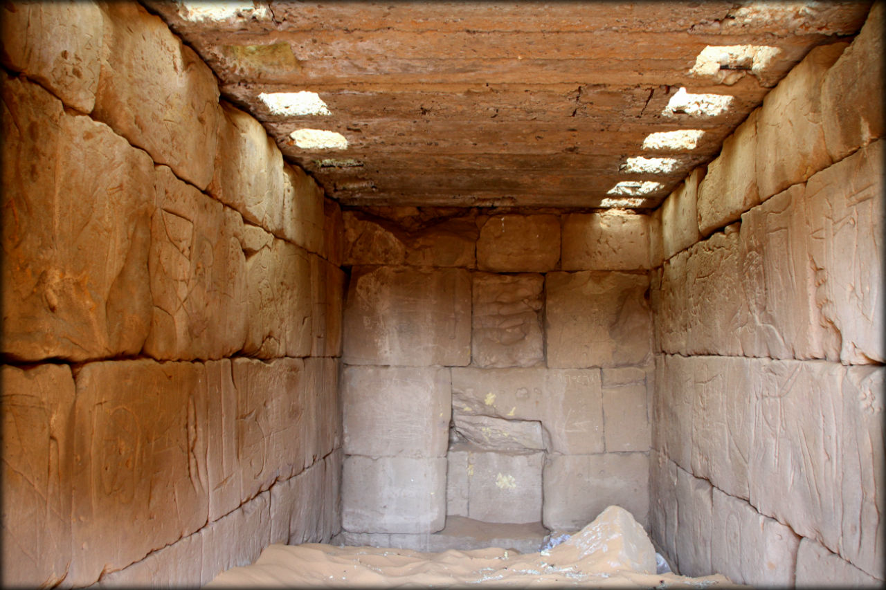 Пирамиды Мероэ (главный некрополь) Мероэ (древний город, пирамиды), Судан