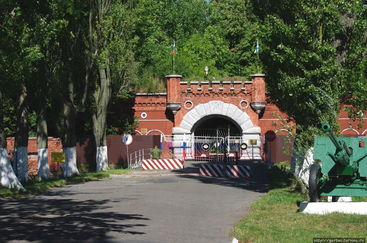 Дорога к входу к шведскую цитадель Пиллау. Крепость всегда исполняла военные функции, в настоящее время тоже. О запрете прохода и проезда к входу к военному объекту указано на щитах вдоль дороги. Однако, тут же недалеко от дороги, в направлении к памятнику, можно посмотреть на равелин. Балтийск, Россия