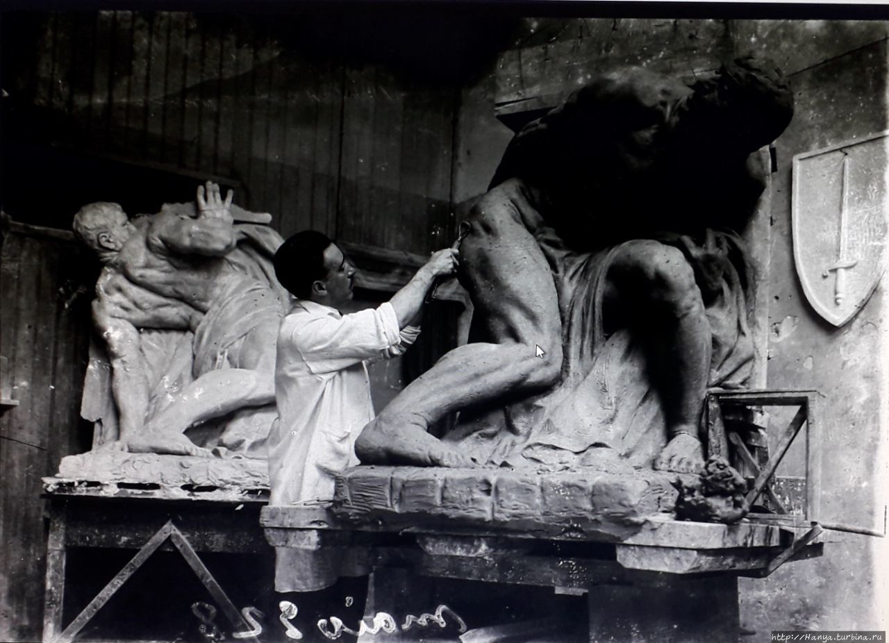 Скульптор Максимиано Алвес за работой над памятником. Из интернета Лиссабон, Португалия