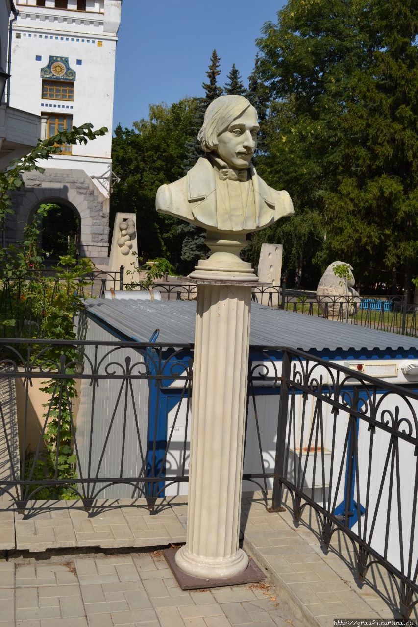 Памятник Гоголю Пенза, Россия