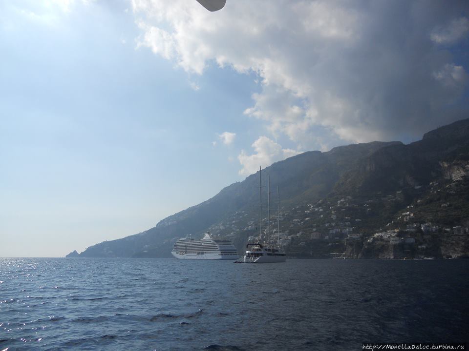 От Positano до Amalfi и Atrani — вид с моря Амальфи, Италия