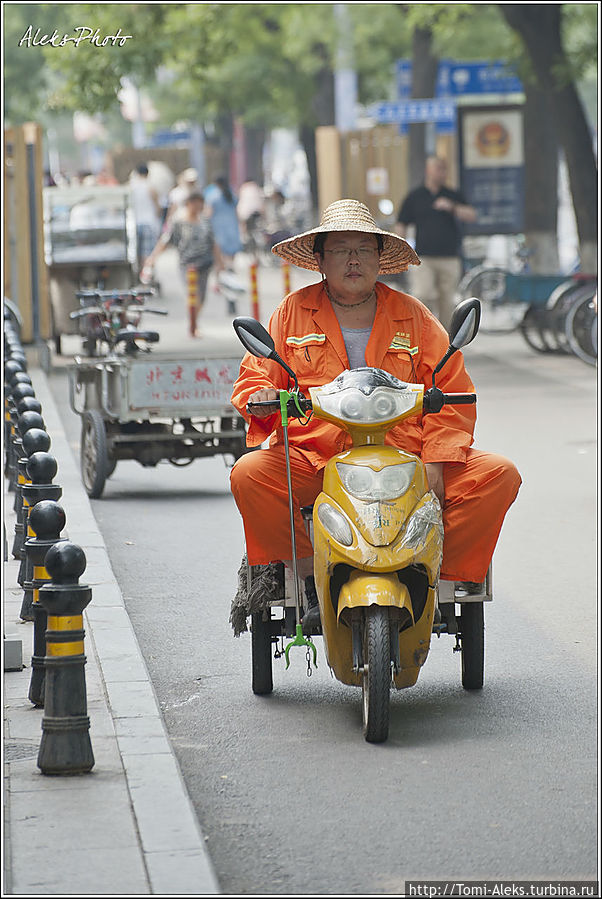 А этот по размерам — почти Будда — тоже уборщик...
* Пекин, Китай