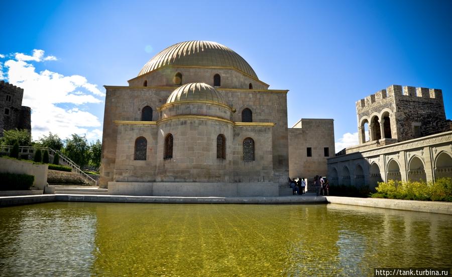 Купол мечети покрыт золотом, и сделано это вроде бы в виде намека на мечеть Омара в Иерусалиме.  Стоит заметить, что до реконструкции купол был коричневого цвета, и выглядел менее пафосно, чем сейчас. Ахалцихе, Грузия