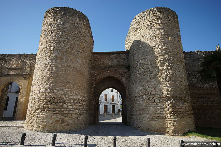 Ворота древней крепостной стены, выстроенной арабами. Слева можно увидеть крест из вмурованных христианами в нее пушечных ядер Ронда, Испания