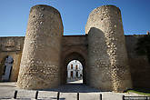 Ворота древней крепостной стены, выстроенной арабами. Слева можно увидеть крест из вмурованных христианами в нее пушечных ядер