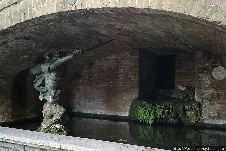 Вот такой фонтан-родник на территории Контрады Улитка Сиена, Италия