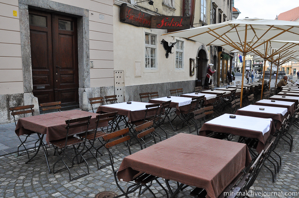 Еще мне очень понравилось, что столики из кафе стоят прямо посреди улицы, никаких тебе заборов и привычных нам пристроек. Любляна, Словения