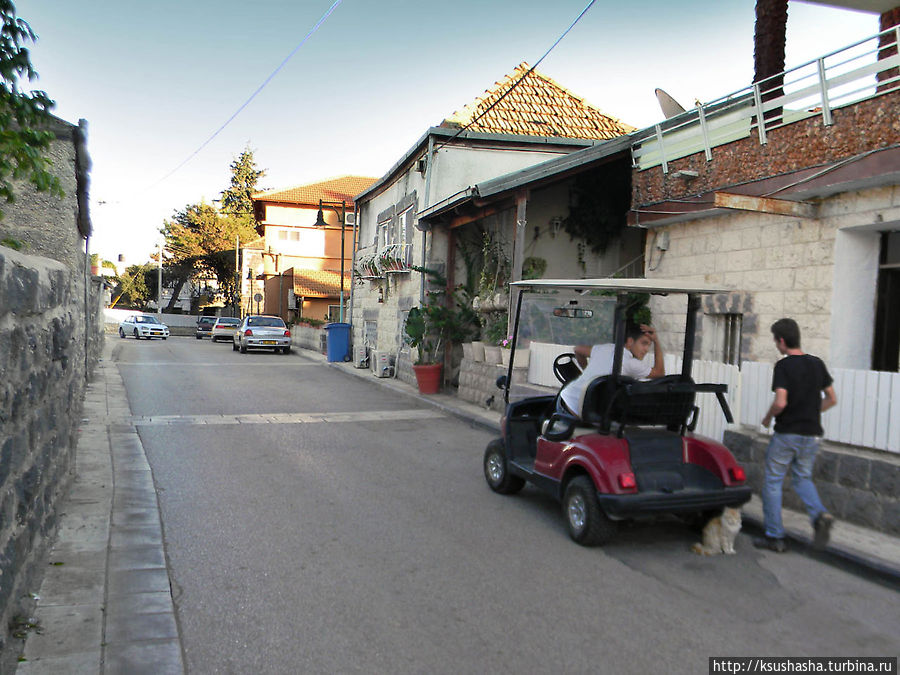 электромобиль, на котором жители передвигаются внутри села Кфар-Кама, Израиль