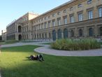 Парк Хофгартен (17 век) расположен у здания Мюнхенской резиденции непосредственно за площадью Одеонсплац в центре Мюнхена.