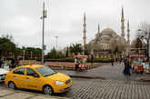 Такси на фоне Голубой мечети