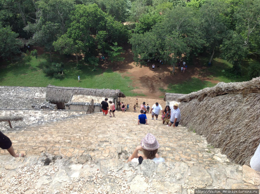 Спуск с Акрополя в Археологической зоне Эк-Балам. Эк-Балам, Мексика