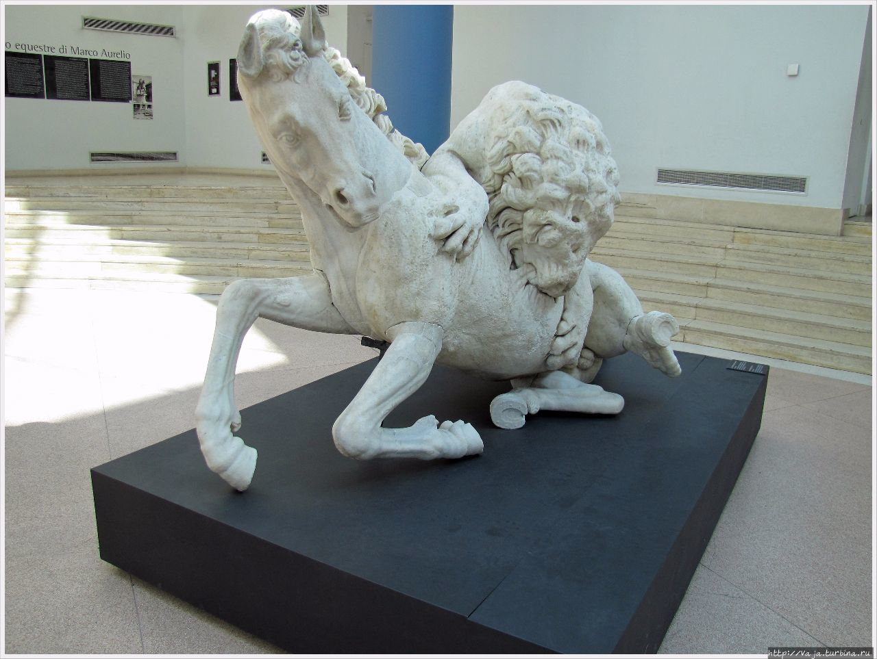 Скульптура льва кусающего лошадь,эллинская эпоха Рим, Италия