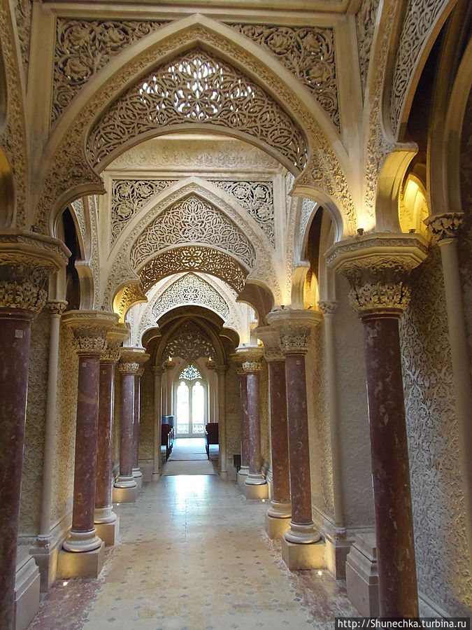 Главная галерея дворца, которая соединяет Северную и Южную башни с Центральным холлом. Синтра, Португалия
