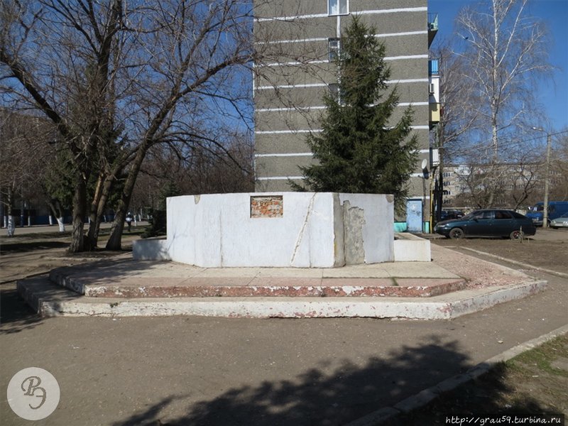 Постамент памятника «Защи