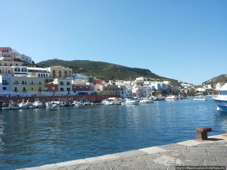 Остров Isola Ponza в Тирренском море Остров Понца, Италия