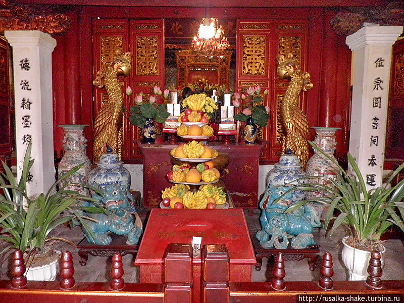 В храме Нгок Сон Ханой, Вьетнам