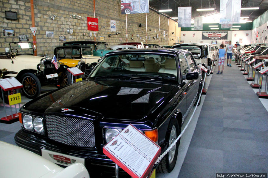 Бентли турбо РТ специальный выпуск. Он был последним, самым редким, самым мощным и самым дорогим автомобилем Турбо серии. Сдвоенный турбодвигатель V8 объемом 6.75 л., мощностью 400 л.с  В 1997-1998 год было выпущено всего 75 автомобилей. Цена 211 тыс долларов. Лимассол, Кипр