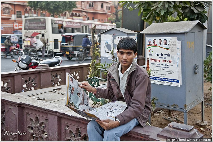 Паренек сначала читал лежа, потом уселся, видя, что я его снимаю...
* Джайпур, Индия