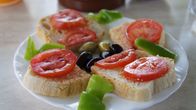 Традиционные бутербродики с оливковым маслом и помидорками