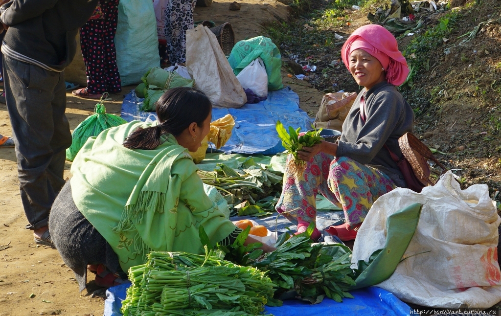 На местном рынке Мон, Индия