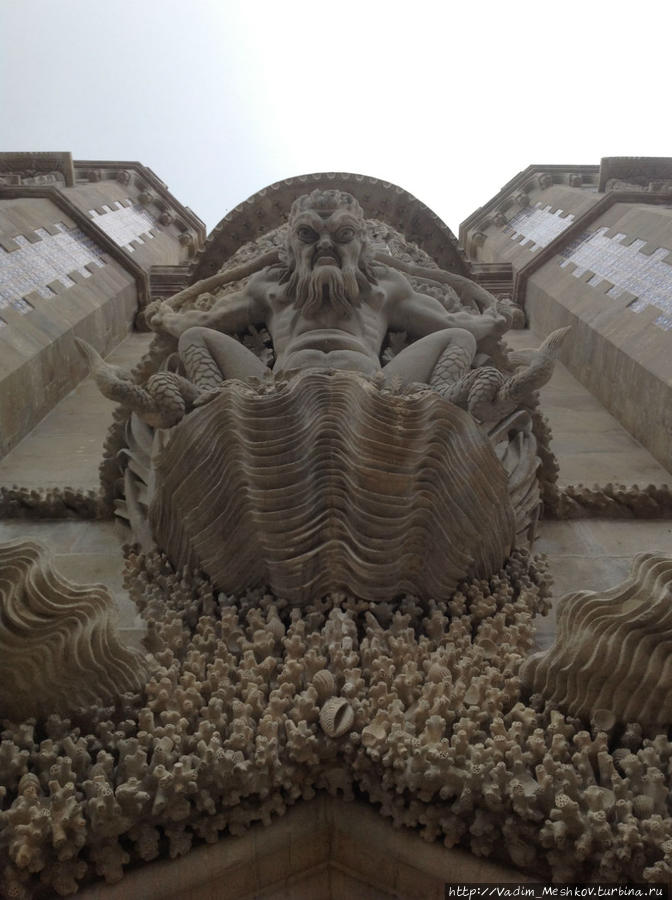 Портал Тритона во Дворце Пена. Синтра, Португалия