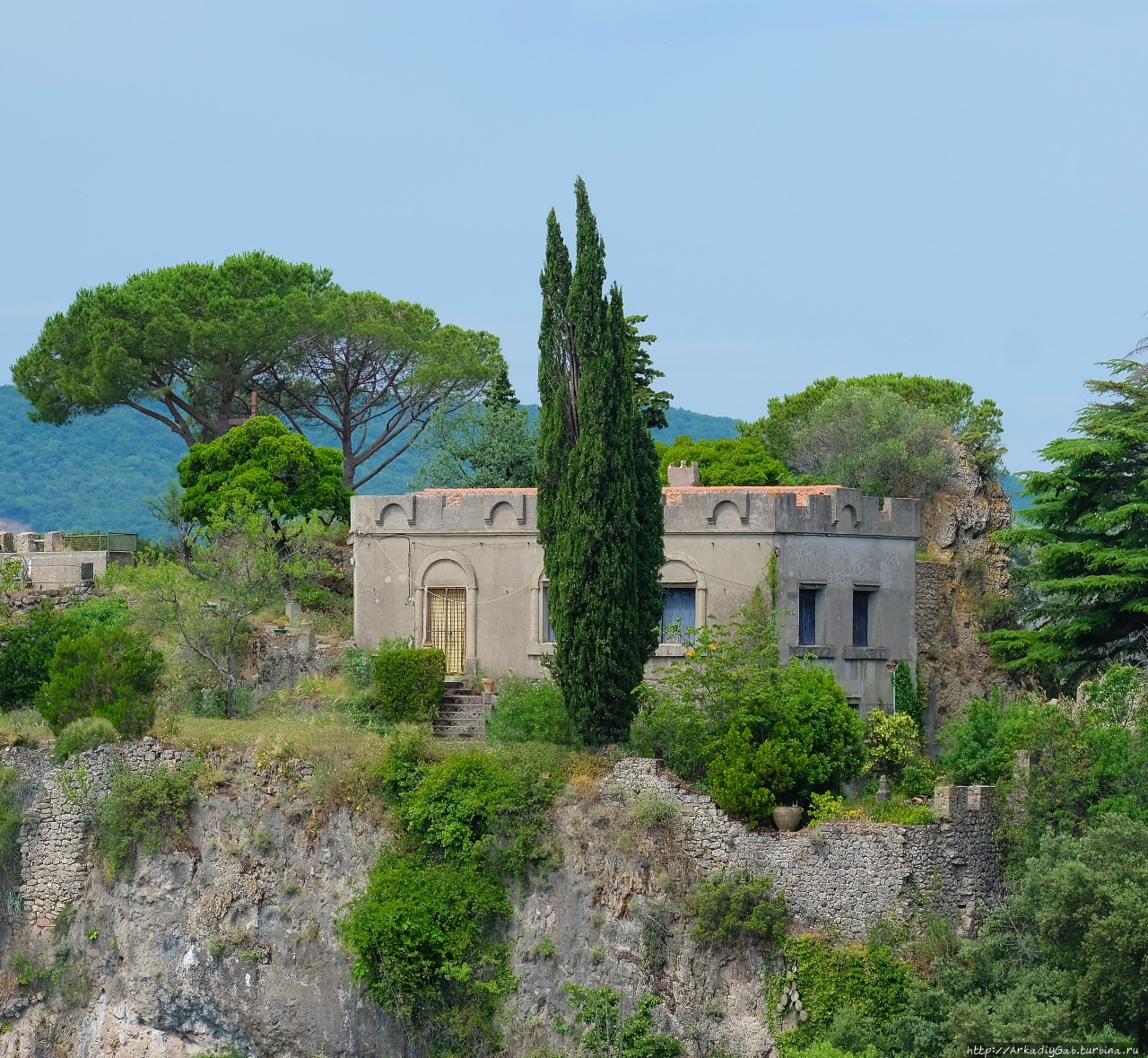 Вот такой бетонный бункер стоит сегодня на самом козырном месте деревни, и это настолько не характерно для старушки Франции, что я теряюсь в догадках о его происхождении. Мурез, Франция